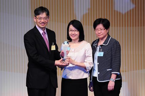Ms Ada Chung, the Registrar of Companies (centre), accompanied by Miss Wendy Ma, Deputy Registry Manager (Development) (right), received the Award at the Prize Presentation Ceremony.