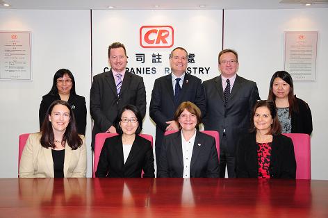 公司註冊處處長鍾麗玲女士（前排左二）接待英屬格恩西島商業和就業部部長卡拉副麥克納爾蒂鮑爾女士（前排右二）及英屬格恩西島公司註冊處處長包高德先生（後排中）