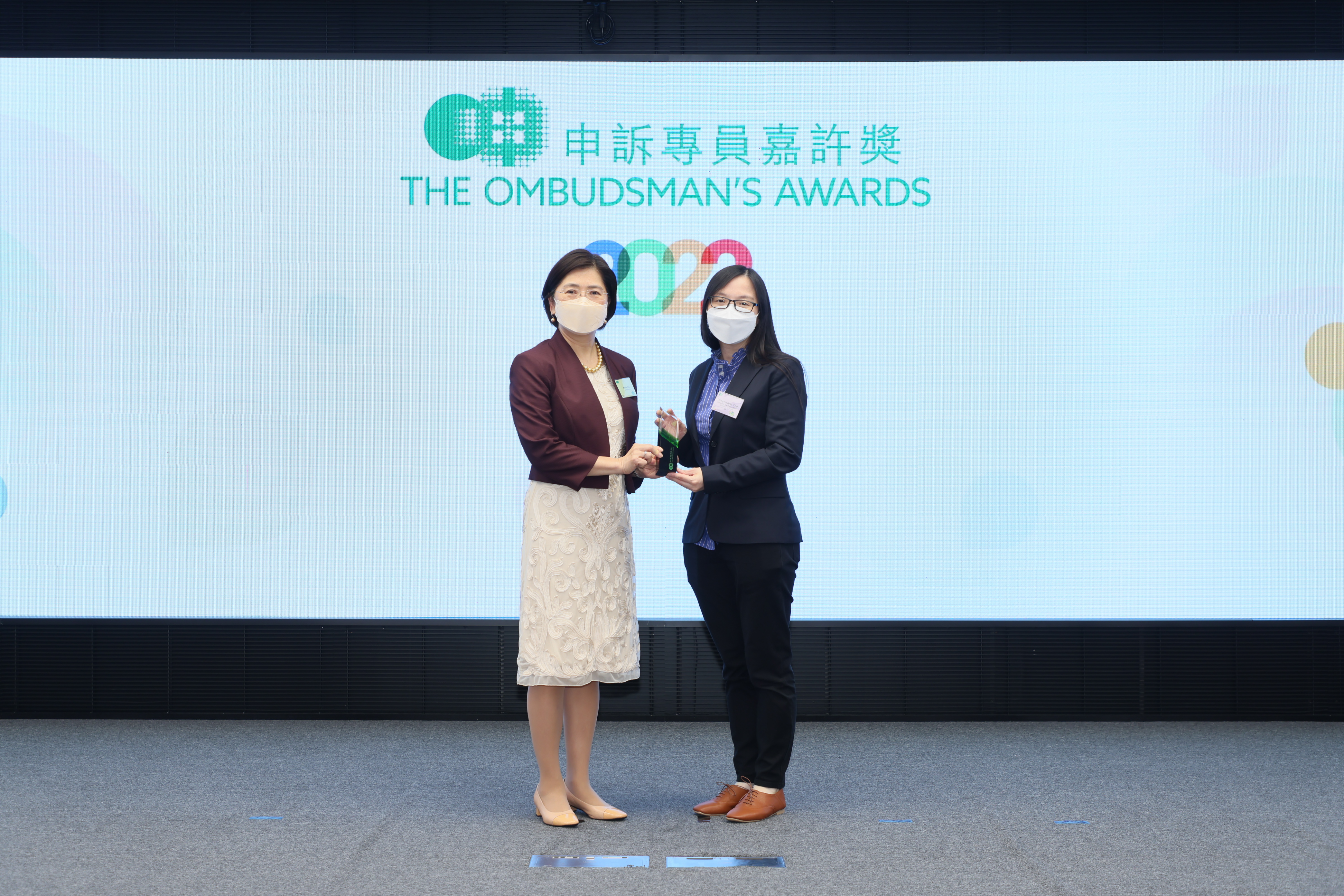 Ms Cindy Leung, Assistant Registry Manager (right), received the Award at the Award Presentation Ceremony.