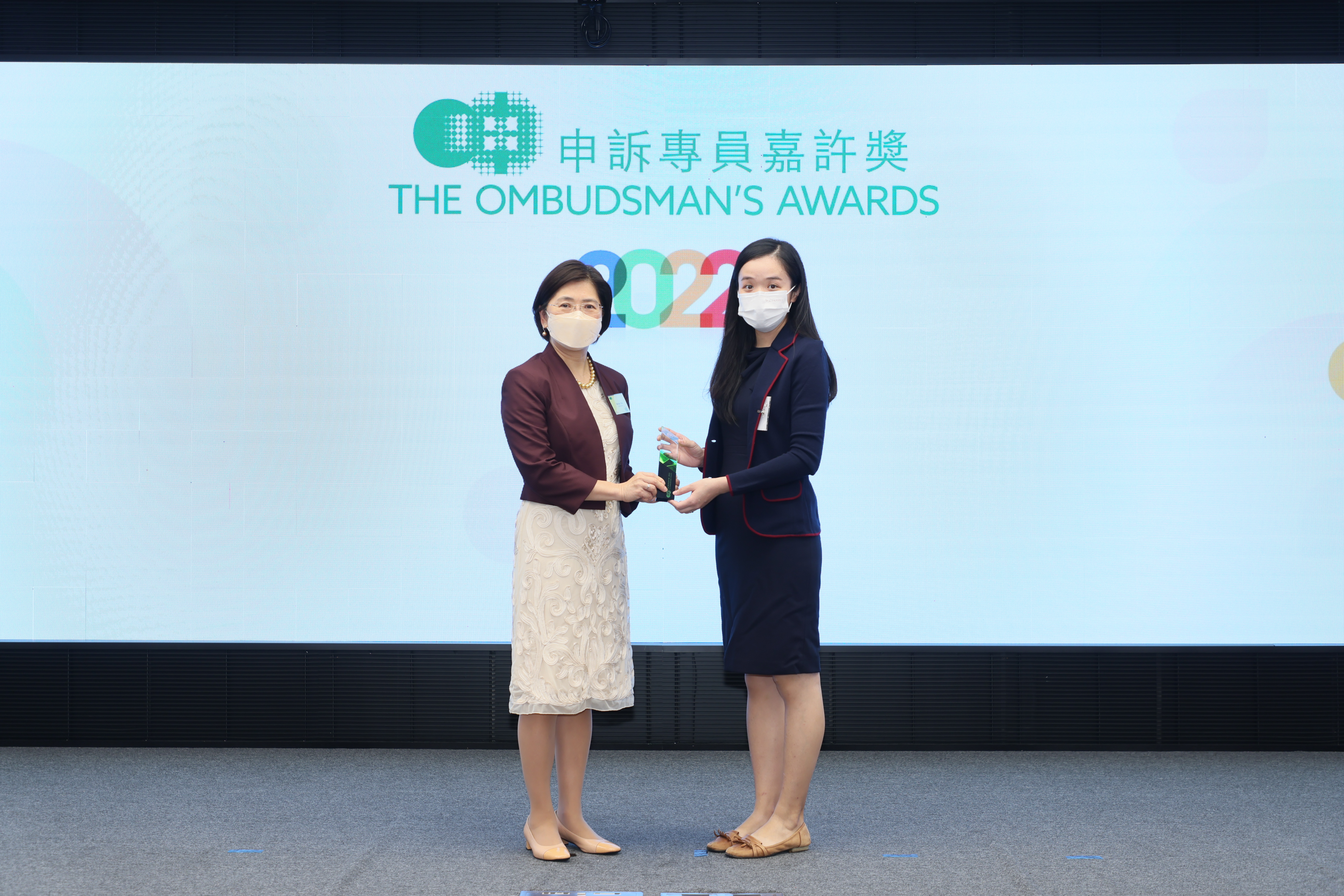 一级公司注册主任黄欣女士（右）在颁奖典礼上接受奖项。