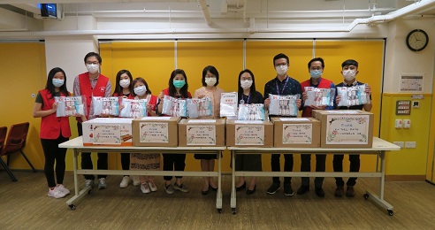 Ms Ada CHUNG, Registrar of Companies (right five) and representatives of Companies Registry Volunteer Team presented epidemic prevention supplies to Choi Hung Community Centre for Senior Citizens under Yang Memorial Methodist Social Service.