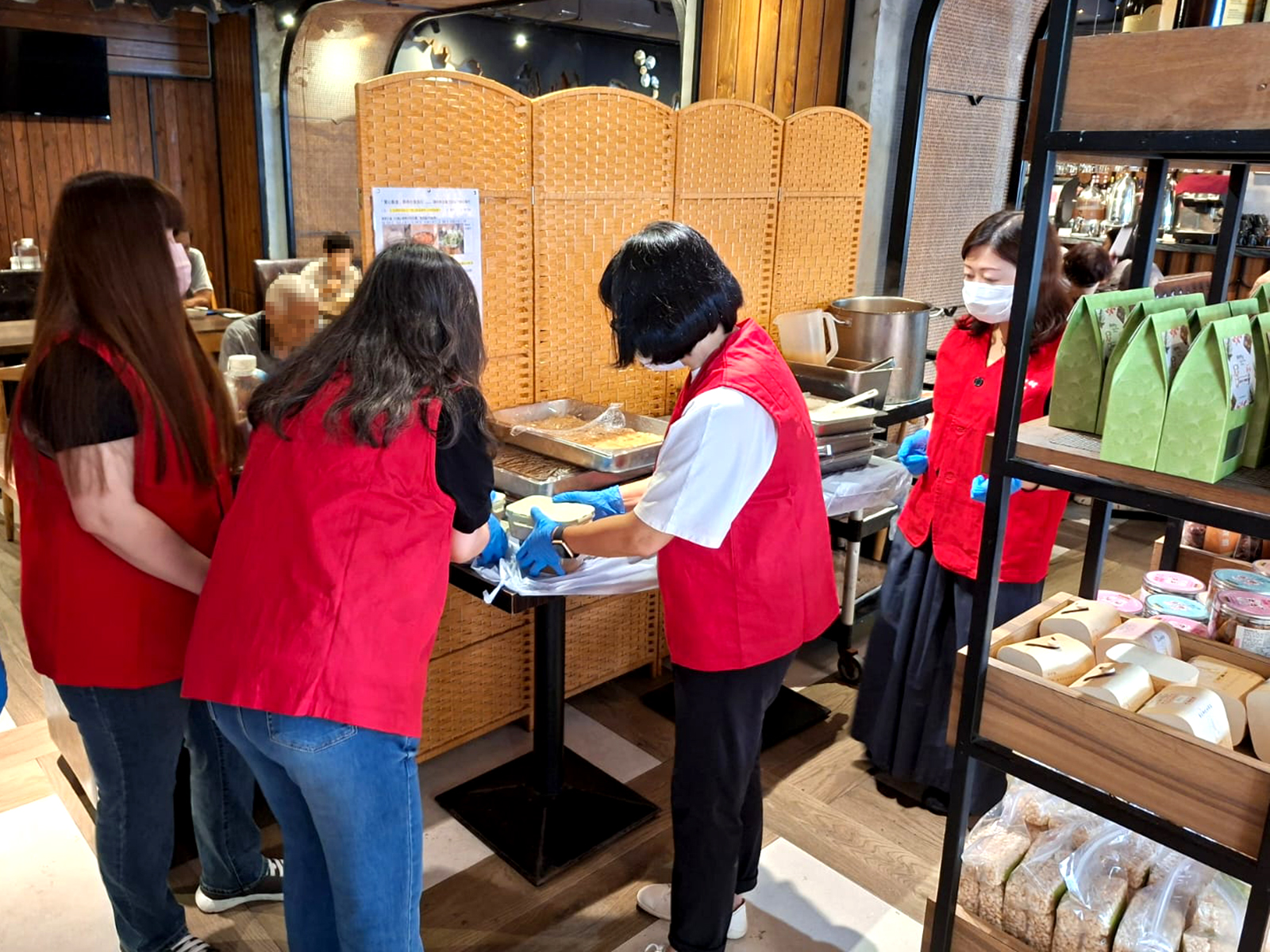 Distribution of meal boxes at Gingko House