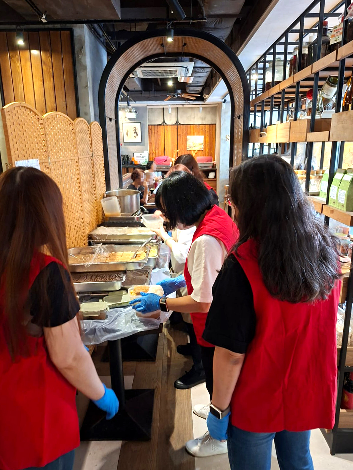 Distribution of meal boxes at Gingko House