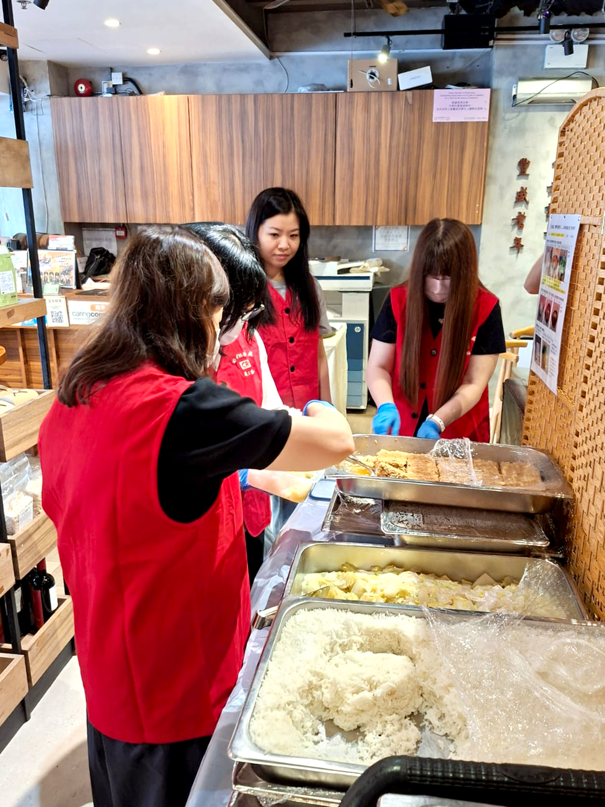 Distribution of meal boxes at Gingko House