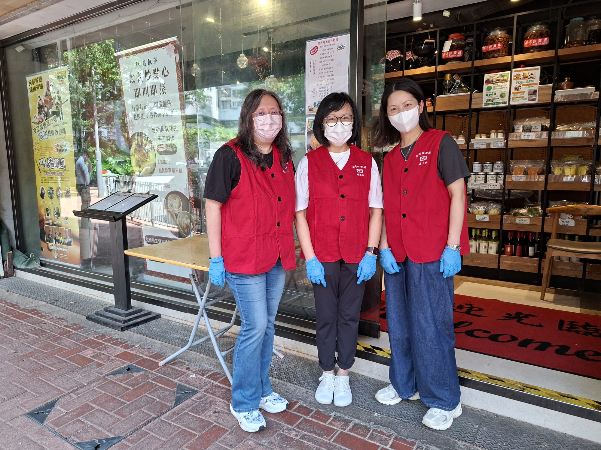 Distribution of meal boxes at Gingko House