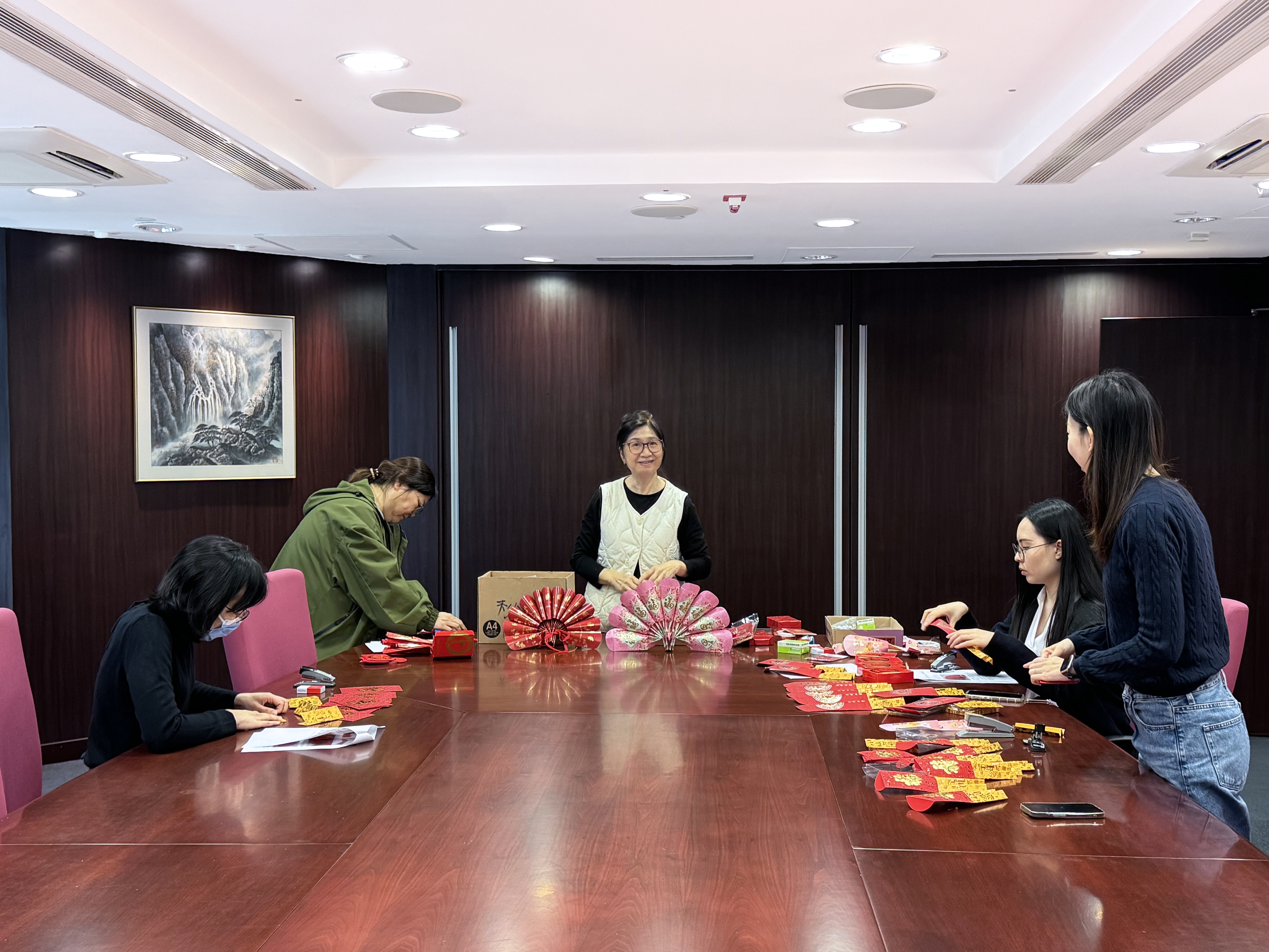 「利是封迎春孔雀挂饰」制作班