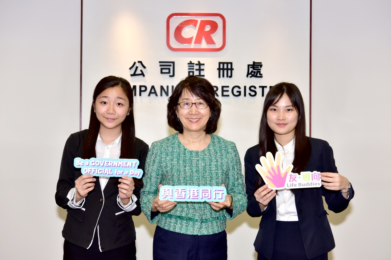 Photo of Ms Ada Chung, Registrar of Companies, and the students