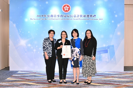 Ms Ada Chung, Registrar of Companies (second right), Ms Marianna Yu, Registry Manager (first right), Miss Wendy Ma, Registry Manager (Trust and Company Service Providers) (first left) and the awardee Miss Nancy Yau, Deputy Registry Manager (second left), at the Award Presentation Ceremony.