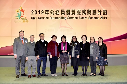 Ms Ada Chung, Registrar of Companies (centre), and the Registry's officers at the Prize Presentation Ceremony.