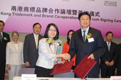 Ms. Ada Chung, Registrar of Companies signed the Cooperation Agreement with Mr. Gu Wenjun, Director-General of the Ningbo Administration for Industry and Commerce.