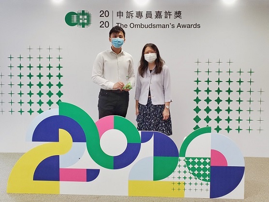 Ms Agnes Wong, Deputy Registry Manager (right) and the awardee Mr Terence Mok, Companies Registration Officer I (left), at the Award Presentation Ceremony.