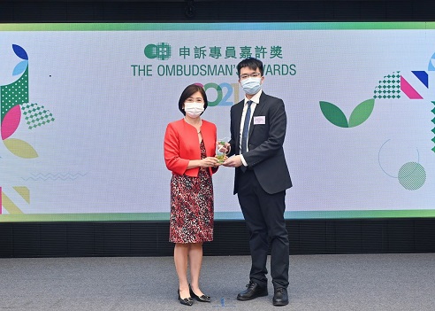 一級公司註冊主任余海天先生(右)在頒獎典禮上接受獎項。