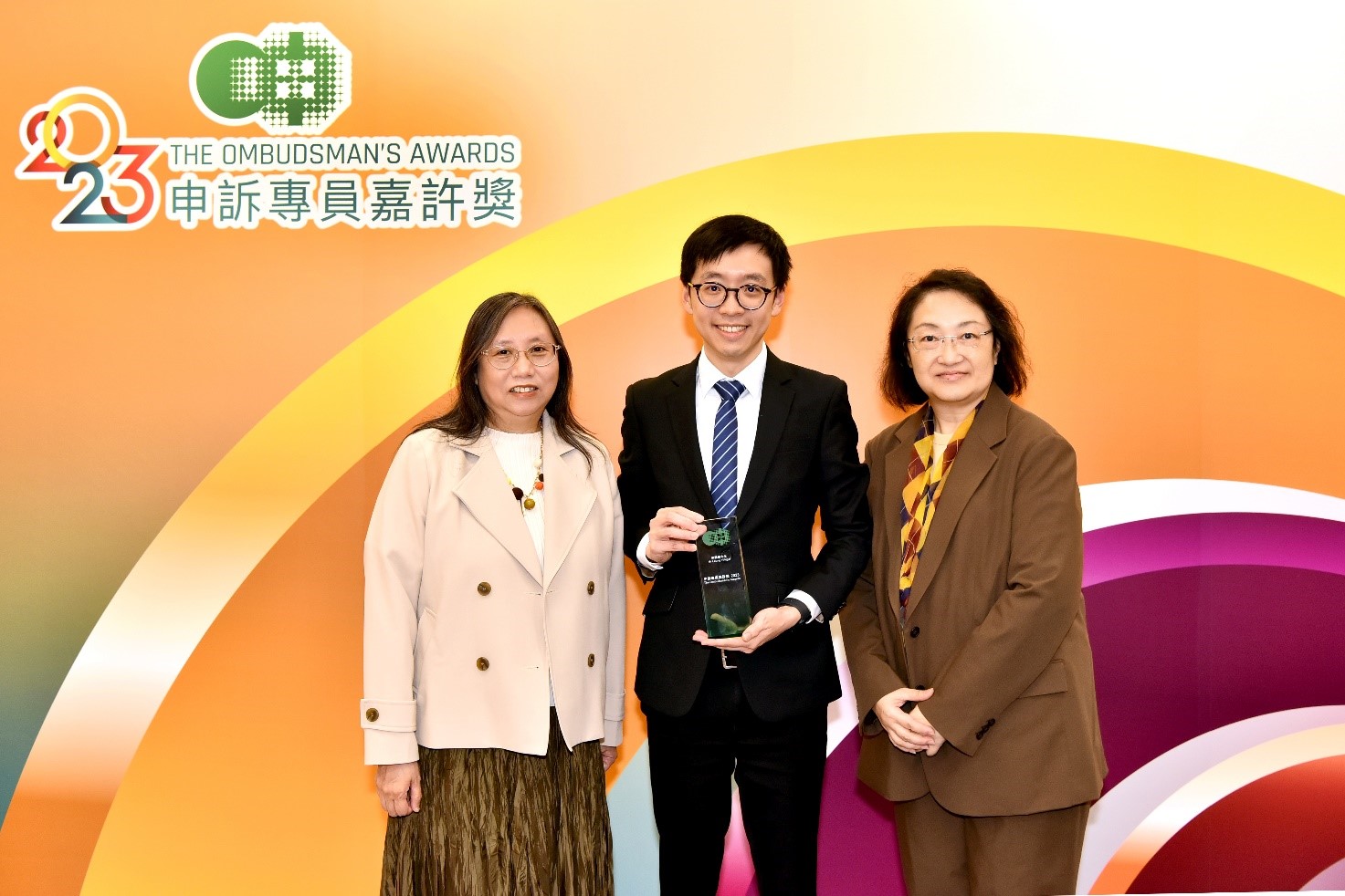 Miss Helen Tang, Registrar of Companies (right), Ms Marianna Yu, Registry Manager (left) and the awardee Mr Michael Leung, Companies Registration Officer I (middle) at the Award Presentation Ceremony.