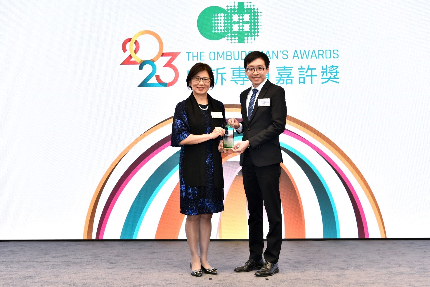 一級公司註冊主任梁懿毅先生(右)在頒獎典禮上接受獎項。