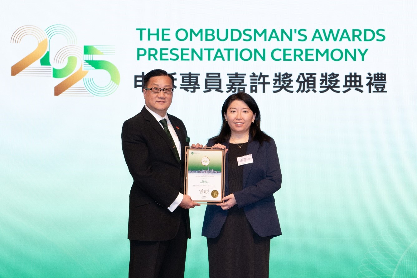 署理副公司注册处经理周敏女士(右)在颁奖典礼上接受奖项。