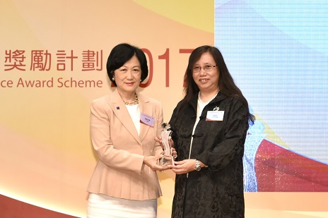 副公司注册处经理余淑芳女士（右）在颁奖典礼上接受队伍奖（监管／执行服务）的奖项。
