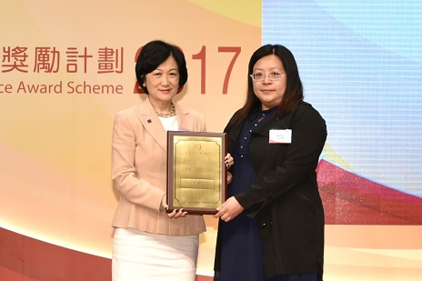一級公司註冊主任蔡天欣女士（右）在頒獎典禮上接受隊伍獎（監管／執行服務）之特別嘉許（誠信管理）。