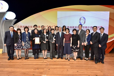 Mr Joshua Law, GBS, JP, the Secretary for the Civil Service (centre), Ms Ada Chung, Registrar of Companies (front row right six), and the Registry's officers at the Prize Presentation Ceremony.