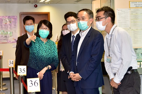 財經事務及庫務局局長許正宇 (右二)在聆聽公司註冊處處長鍾麗玲女士(左二) 講解接收文件的流程