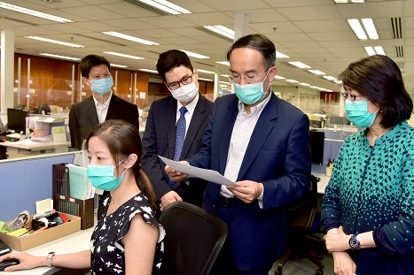Mr Christopher HUI, the Secretary for Financial Services and the Treasury (second right), viewing the demonstration of electronic incorporation of companies