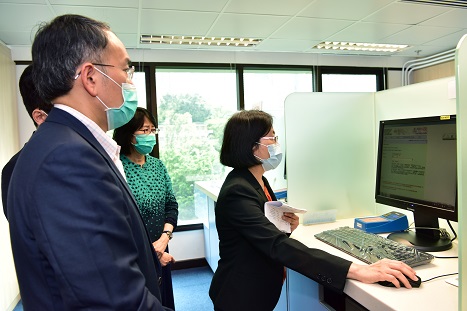 Mr Christopher HUI, the Secretary for Financial Services and the Treasury (first left), viewing the demonstration of conducting searches on company information at the Cyber Search Centre