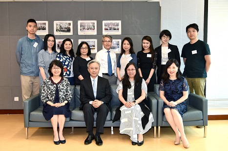 Mr Joshua LAW, the Secretary for the Civil Service (front row left two), Mrs Suzanna KONG, Principal Assistant Secretary (Staff Relations) (front row right one), Ms Ada CHUNG, Registrar of Companies (front row left one), Ms Marianna YU, Registry Manager (front row right two) and staff representatives (back row) 